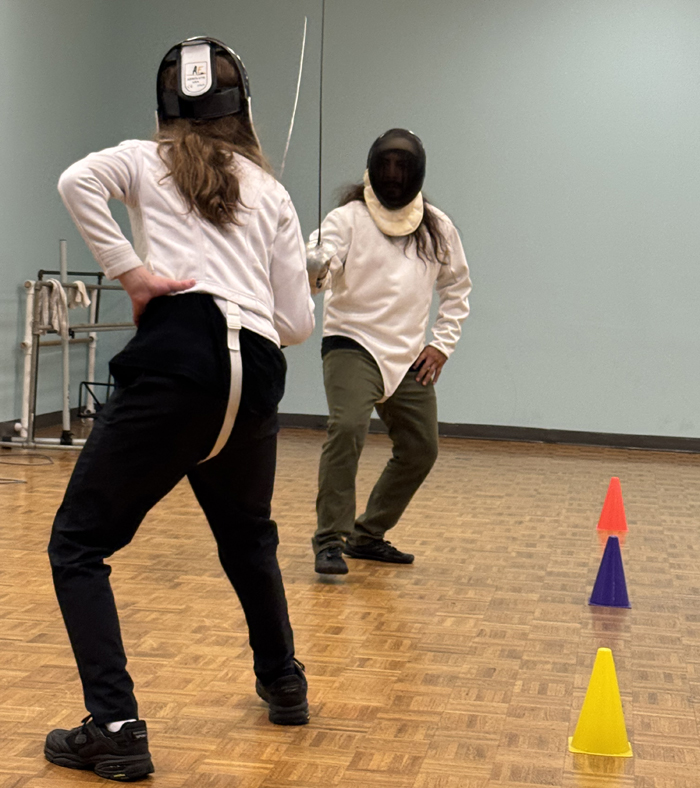 People stand in en garde for sabre